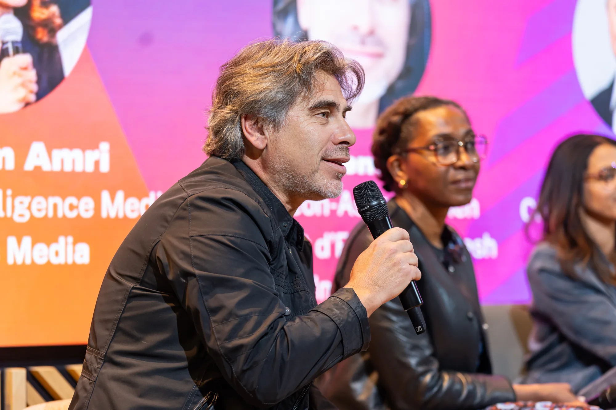 Dr Laurent Florès prend la parole au micro lors d’une table ronde des Adwanted Research Awards.